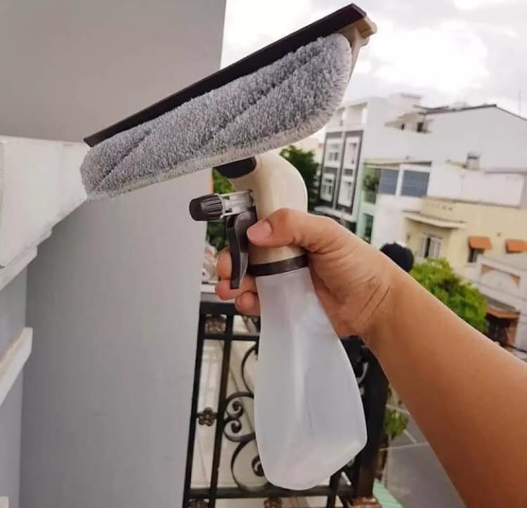 CÂY LAU KÍNH CẦM TAY KÈM BÌNH XỊT 3 IN 1 LOCK&LOCK ETM417.
